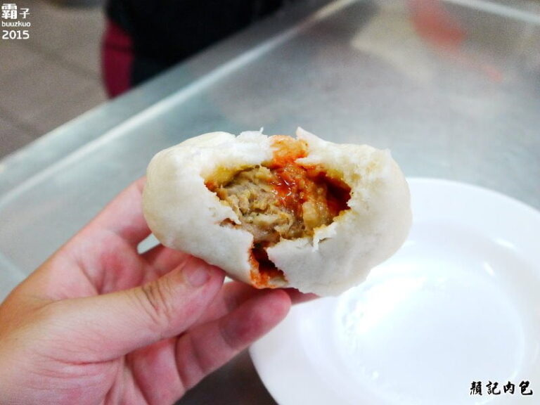 第二市場顏記肉包三代老店,肉包記得要淋上東泉辣椒醬~