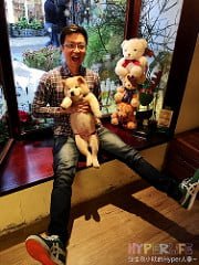【熱血採訪】寵物友善餐廳《故事咖啡館》有超萌鬆獅犬駐店，還可享受被熊熊包圍的感覺喔!