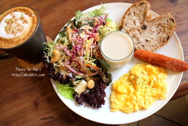 [台中]NIKI CAFE--早午餐還不賴，沙拉超多燕麥奶也好喝，寵物友善餐廳！@北區 美德街 中國醫