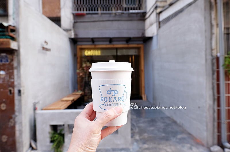 Rokaro coffee-很有自己風格的店家.灰色牆面木質裝潢搭配藍色元素.整個好拍~