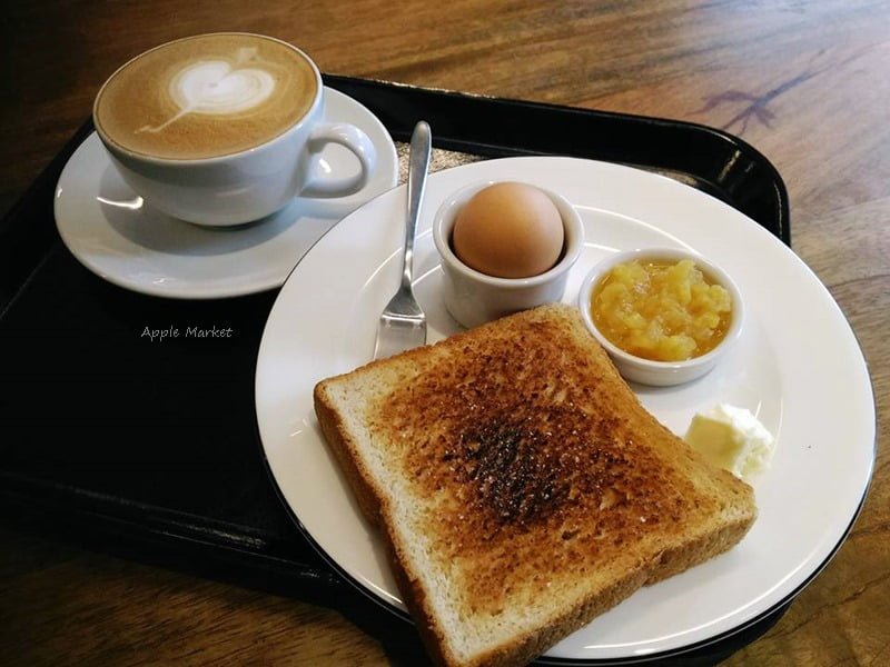 Fleet Street@艦隊街咖啡 十點前點咖啡送早餐盤 烤吐司 水煮蛋還附奶油新鮮果醬 營養飽足