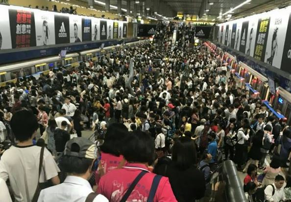 颱風瑪莉亞襲台│台北捷運站人潮塞爆，柯文哲晚上8點將宣布明天是否停班停課
