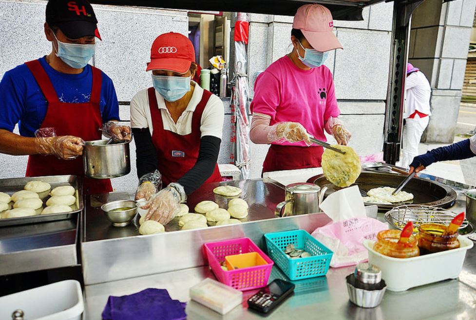宜吉九層塔粉蔥餅｜一天只賣五小時的排隊小攤車，九層塔香氣迷人的粉蔥餅。