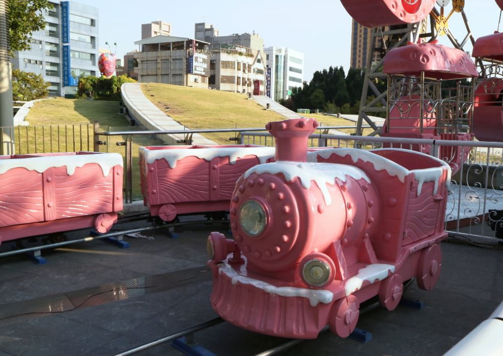 草悟廣場充滿少女心粉紅樂園登場！粉紅色海盜船、旋轉木馬、巨大夾娃娃機