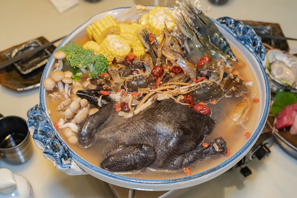 熱血採訪|台中超狂烏骨雞海鮮湯，還有大閘蟹、鮮蝦等多種料！就在町味館手作日本料理