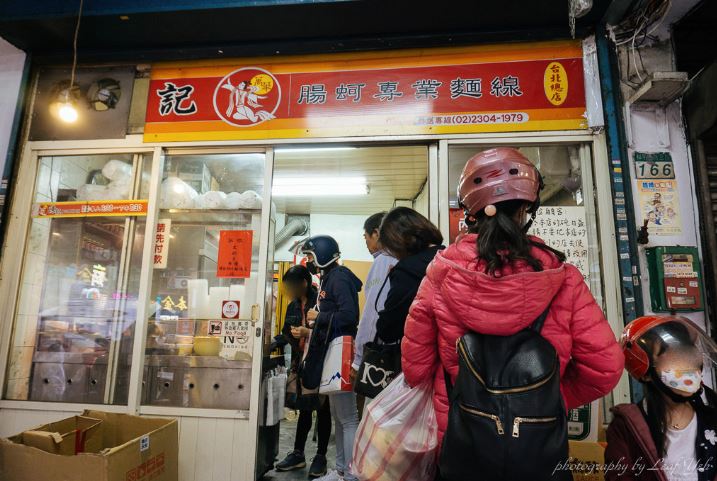 台北陳記專業蚵仔麵線搭配李家現烤黑豬肉香腸，萬華小吃這樣配也很妙