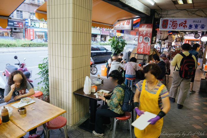 台北陳記專業蚵仔麵線搭配李家現烤黑豬肉香腸，萬華小吃這樣配也很妙