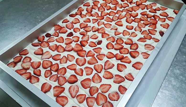 熱血採訪│回購率高達95%的烏日焦糖草莓奶蛋糕今年最後一團！錯過只能等明年
