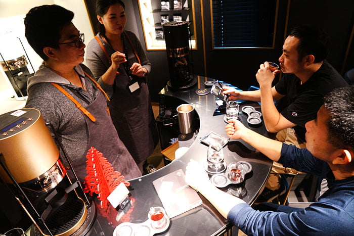 2020 01 04 160218 - 熱血採訪│沒預約喝不到！藏在新時代百貨的世界冠軍手沖咖啡，就在iDrip智能手沖咖啡機展銷中心