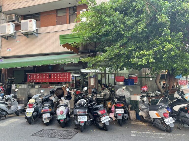 向上市場老字號阿隆麵攤