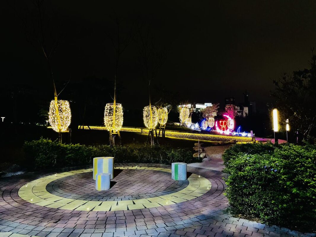 東區湧泉公園「浪漫星泉」燈飾