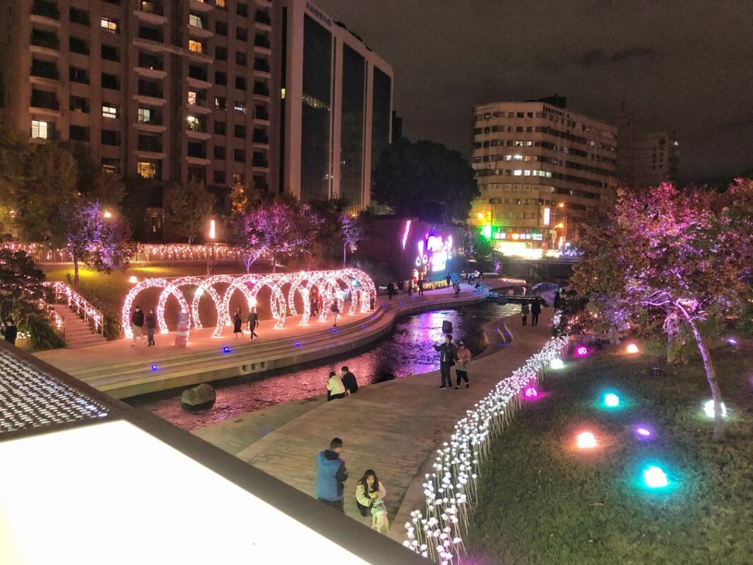 2022台中柳川水岸必拍必看長達五分鐘的水舞燈光秀2.0，還有巨大版的扭糖機和逗趣聖誕老人等你來捕捉