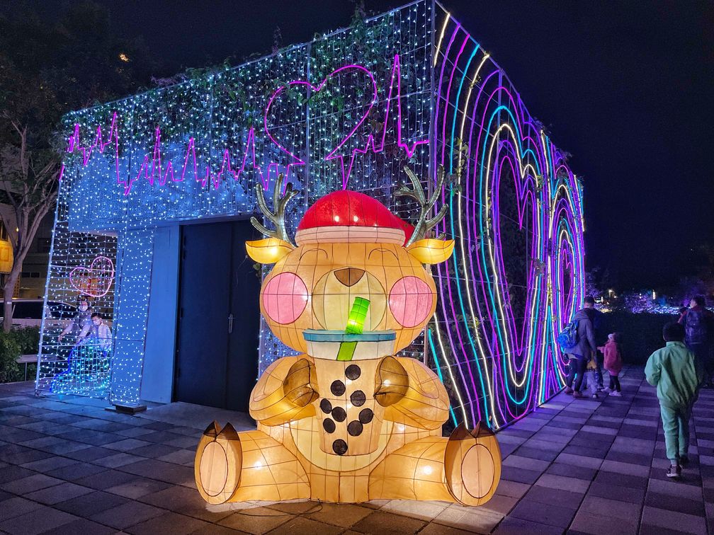 2022台中柳川水岸必拍必看長達五分鐘的水舞燈光秀2.0，還有巨大版的扭糖機和逗趣聖誕老人等你來捕捉