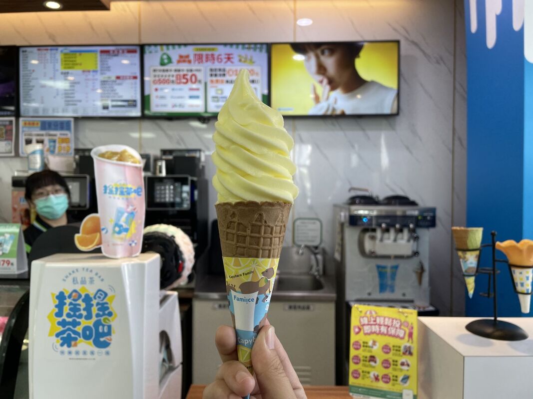 全家冰淇淋聯名xpark水族館，推出可愛企鵝、萌萌水豚造型湯匙，酸甜海鹽檸檬口味霜淇淋清爽好吃