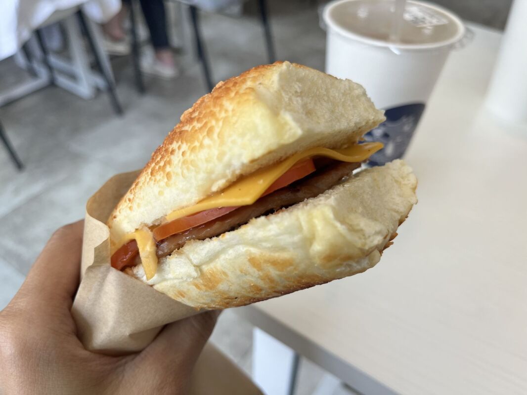 台中一中街低調高人氣的早午餐店，邁•mind Brunch，軟法鹹香好吃，不吃菜還能免費換起司