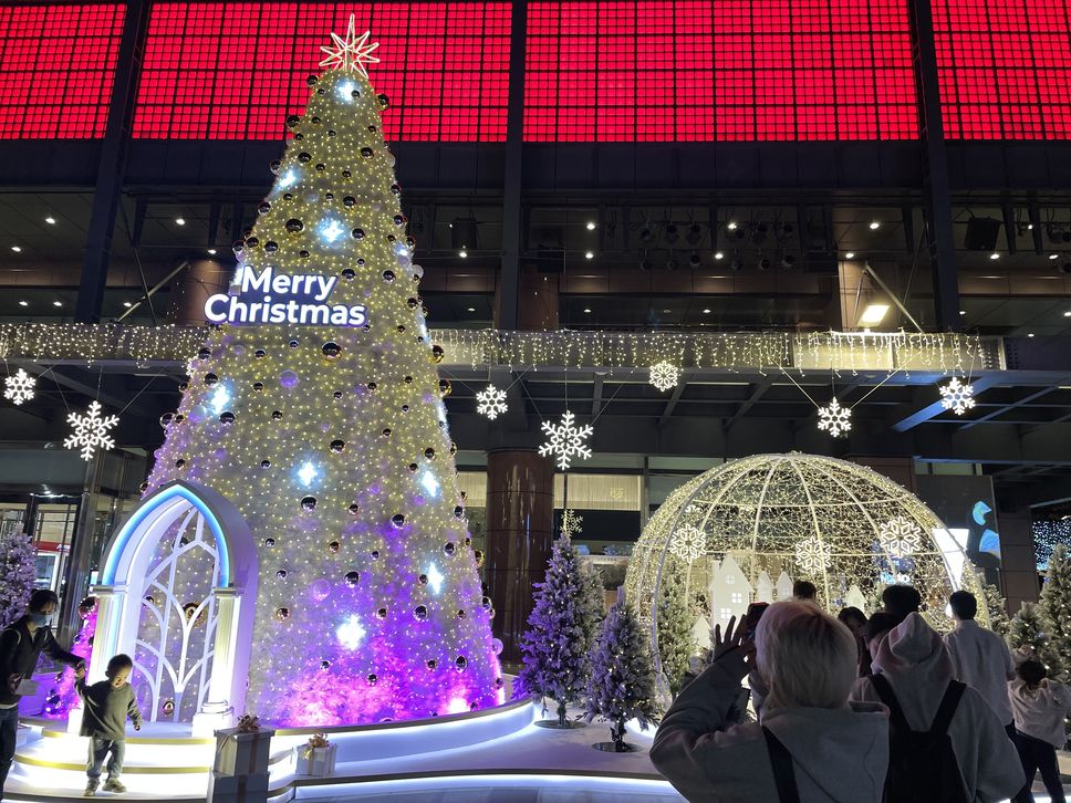 2024台中夢幻雪白造景，晚上變身黃金色聖誕樹，超多人來拍照，親子免費景點