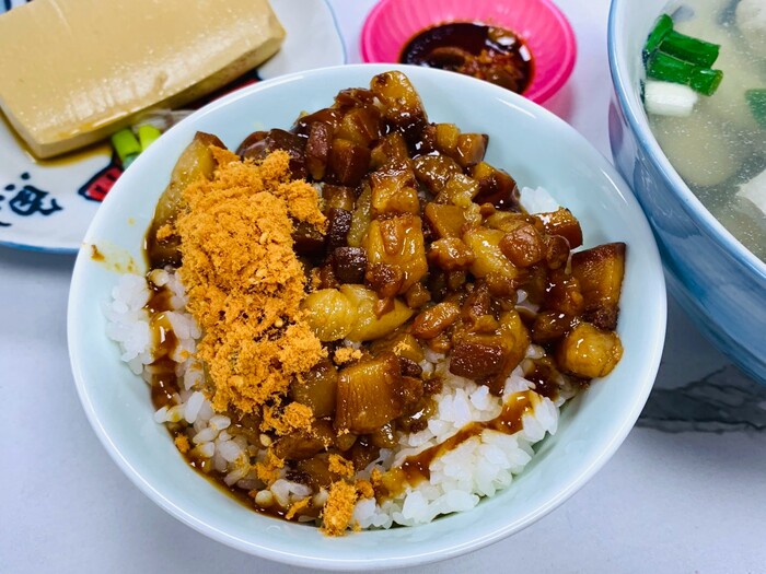 添食鮮魚湯有販售三種魚,是南屯小吃中獨特的存在! 8 肉燥飯