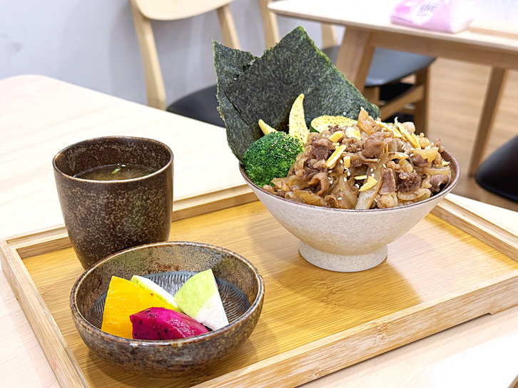 台中大里辻牧手作丼飯,丼飯滿滿牛肉,裡面還藏一顆滷蛋 9 2026 08 31 023123
