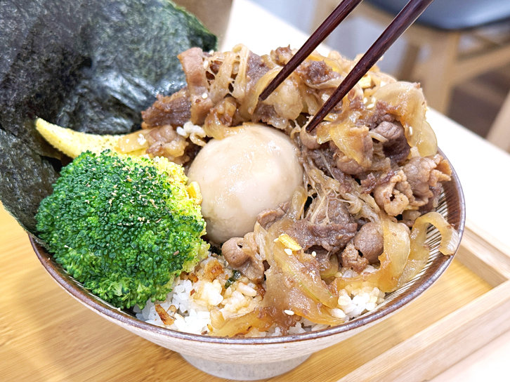 台中大里辻牧手作丼飯,丼飯滿滿牛肉,裡面還藏一顆滷蛋 11 2026 08 31 023138