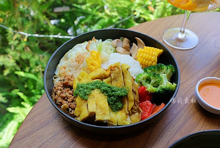 南洋風味的酥香咖椰吐司、鹹香打拋豬都好吃!再加上超可愛母雞抖布丁 5 2026 08 31 202844