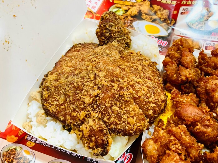 開運炸雞滷肉飯的比臉大豬排必點,份量大到都要超出便當盒啦!新開幕期間有買一送一! 6 比臉大