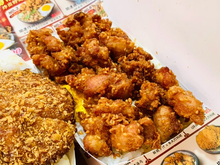 開運炸雞滷肉飯的比臉大豬排必點,份量大到都要超出便當盒啦!新開幕期間有買一送一! 8 炸雞便當