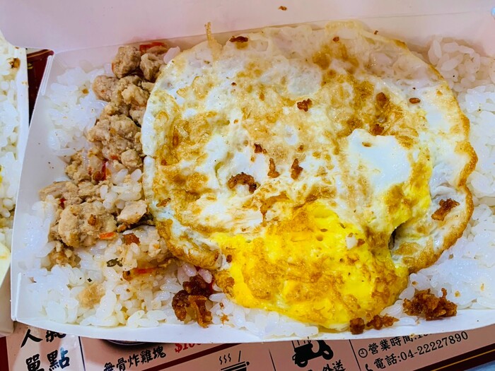 開運炸雞滷肉飯的比臉大豬排必點,份量大到都要超出便當盒啦!新開幕期間有買一送一! 10 打拋豬