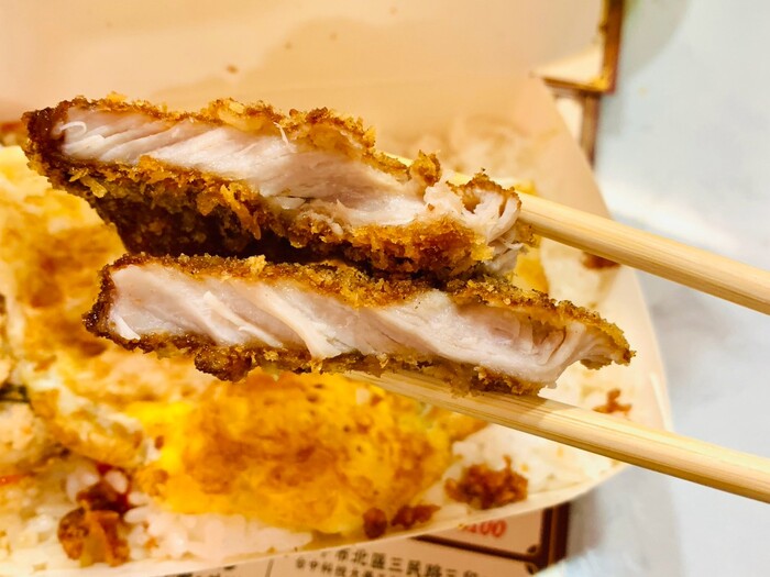 開運炸雞滷肉飯的比臉大豬排必點,份量大到都要超出便當盒啦!新開幕期間有買一送一! 7 炸豬排