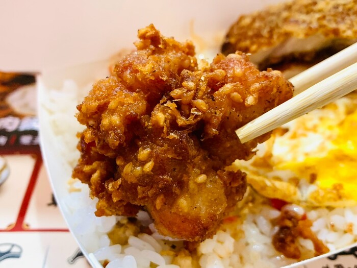 開運炸雞滷肉飯的比臉大豬排必點,份量大到都要超出便當盒啦!新開幕期間有買一送一! 9 炸雞塊
